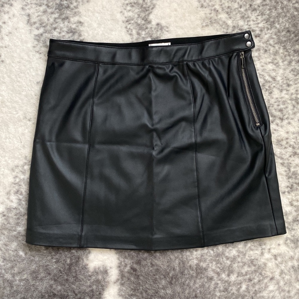 Leatherette 🤟🏻Mini Skirt - Picture 2 of 4